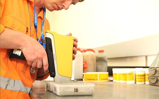 150027_583692_jswz.jpg 手持式固廢光譜分析儀.jpg