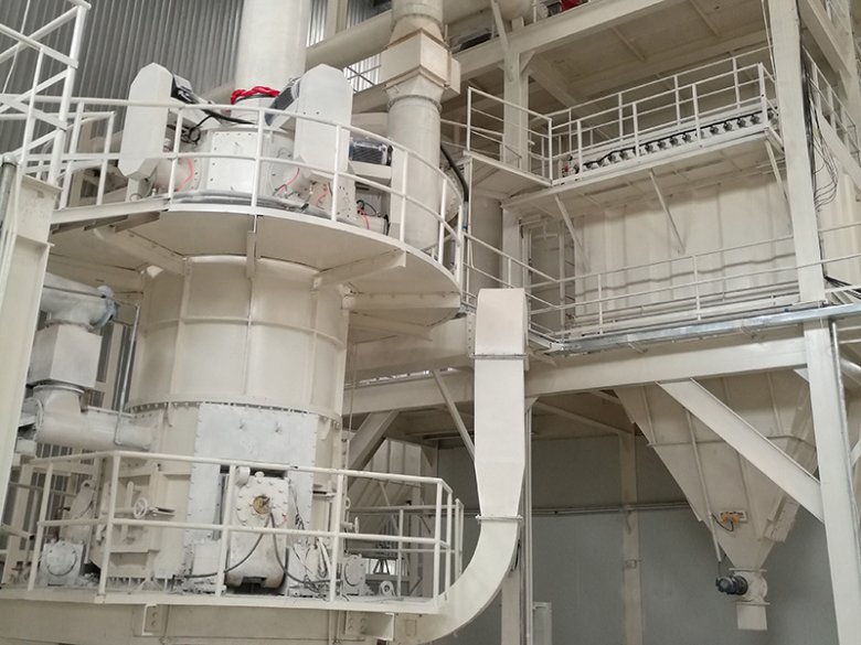 超細立磨設備現場 超細碳酸鈣.jpg